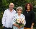 Bild: bir
Meta Schicker (Mitte) aus Thanhausen feierte vergangenen Samstag ihren 90. Geburtstag. Viele Vereine gratulierten der Jubilarin, die Feier fand im engsten Familienkreis statt. Im Bild: Sohn Albert, Meta Schicker, Tochter Rosi (von links).