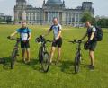 Bild: exb
Ein Höhepunkt auf der 683 Kilometer langen Radtour von Waldsassen auf die Insel Rügen war für Michael Wedlich, Stefan Bauer und Alexander Bauer (von links) ein Zwischenstop vor dem Bundestag in Berlin am dritten Tag.