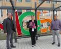 Bild: rn
Mit Blumen heißen Bürgermeister Marcus Gradl und Rektor Wolfgang Bodensteiner Konrektorin Nicole Gleißner an der Markus-Gottwalt-Schule willkommen.