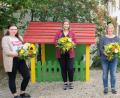Bild: ohr
Bürgermeister Peter Neumeier (rechts) begrüßte die neue Leiterin des Kindergarten „Villa Kunterbunt“ des Marktes Schwarzenfeld, Sabine Nickert (Dritte von links), und die Erzieherin Annika Weidner (Zweite von links) sowie die beiden Berufspraktikantinnen Paula Meier (links) und Eva Winkler (Dritte von rechts). Mit im Bild Sabine König, die stellvertretende Kindergartenleiterin (Mitte), und die stellvertretende Geschäftsleiterin der Verwaltungsgemeinschaft Schwarzenfeld, Lena Künzl (Zweite von rechts).