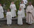 Bild: ld
In zwei Gruppen mussten die Fotos nach dem Gottesdienst gemacht werden: die erste Gruppe mit Pater Joy.