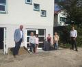 Bild: Wolfgang Roggenhofer
Bürgermeister Roland Strehl (links) gemeinsam mit Bauamtsleiter Alexander Greiner (rechts) bei der Besichtigung der Baumaßnahme. Begleitet werden sie von der Leiterin der Arche Noah, Klaudia Meindl, und ihrer Stellvertreterin Marina Gebhardt (Dritte und Vierte von links) sowie den beiden Gemeinderätinnen Renate Amrhein (Zweite von links) und Andrea Meier (fünfte von links), die an der Kindertagesstätte als Erzieherinnen tätig sind.