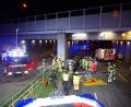 Bild: Amt für Brand- und Katastrophenschutz Regensburg
In Regensburg ist ein Autofahrer gegen einen Brückenpfeiler gefahren.
