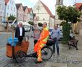 Bild: stg
Bauhof-Mitarbeiter Nick Danowski fährt nun dienstlich E-Bike, es freuen sich auch Bürgermeister Roman Schäffler (links) sowie die Verwaltungsmitarbeiter Susanne Schiller und Andreas Gallei.