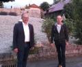 Bild: hl
Bürgermeister Roman Schäffler (links) und Martin Graser von der Stadtverwaltung (rechts) mit dem Ortssprecher Alois Schindler.