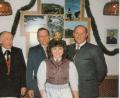 Archivbild: tu 
Im Juli 1985 im „Gamlitzer Stüberl“ des Bischof-Wittmann-Hauses treffen sich die Begründer der grenzüberschreitenden Partnerschaft (von links): Pleysteins Bürgermeister Paul Bruksch, Gastronom Günter Seeger und das Gamlitzer Gemeindeoberhaupt Karl Grasmuck; vorne präsentiert sich die damalige Weinkönigin der Steiermark.