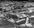 Repro: T. Sporrer, Archiv A. Mayer.
„Vor den Toren der Stadt“: Die Luftaufnahme um 1965 zeigt die auch damals noch exponierte Lage des Siedlerwegs (unten rechts), weit vor den östlichen Toren der Stadt. Erst im Laufe der Jahrzehnte wuchs die Siedlung der Heimatvertriebenen ins Stadtbild ein.