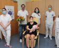 Bild: Kliniken Nordoberpfalz AG/Eva-Maria Rauch
Die kleine Lina ist die 1001. Geburt des Jahres am Klinikum Weiden. Ihr und Mama Anja sowie Papa Manuel gratulieren die Leitende Oberärztin Dr. Annette Lechler, Stationsleiterin Elisabeth Kick, MUDr. Martin Lastovicka und Hebamme Julia Volkmer.
