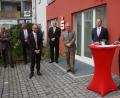 Bild: wro
Die Eröffnungsansprache hielt Vorstandsvorsitzender Ludwig Zitzmann (rechts). Seiner Rede folgten Andreas Merx, Dieter Bunsen (beide Diebold Nixdorf Deutschland GmbH), stellvertretender Landrat Alfred Scheidler, Peter Hamm, Bürgermeister Toni Dutz und Hans-Jörg Schön (von links).