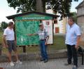 Bild: pop
Schmidmühlen hat ein echtes Schmuckstück - ein von Heimatmaler Friedbert Bruckmüller (mitte) gestaltete Wandertafel. Zur offiziellen Übergabe kamen die drei Bürgermeister, von links 2. Bürgermeister Martin Bauer, 3. Bürgermeister Mathias Huger sowie 1. Bürgermeister Peter Braun.