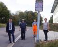 Bild: mfh
Einen Tag vor dem Schulanfang präsentieren (von links) Bürgermeister Michael Göth, Polizeihauptkommissar Uwe Aulinger, Norbert Gräml vom städtischen Bauhof und Ordnungsamtsleiterin Rosalia Wendl die neue Messstelle.