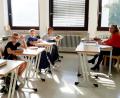 Bild: Petra Giebisch/exb
Um den Lernstoff des vergangenen Schuljahres aufzufrischen, Lücken zu schließen oder einfach wieder ein bisschen sattelfest in einzelnen Fächern zu werden, konnten die Eltern der künftigen fünften bis neunten Jahrgangsstufen am JAS-Gymnasium Nabburg in der letzten Ferienwoche Kurse in Mathe, Englisch, Latein, Deutsch, Französisch und Physik buchen, die von Oberstufenschülerinnen und –schülern abgehalten wurden.