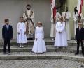 Bild: sck
Pater Tomasz Rostek und die Ministranten mit den Erstkommunikanten (vorne, von links) Ariana Rieger, Florian Beyer, Alina Leißner, Hanna Redel, Thea Götz und Manuel Eckert.