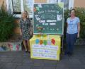 Bild: rn
Pamela Walberer und Kathleen Walberer (von links) empfangen ihre Erstklässler mit einem "Herzlich willkommen an der Schule".