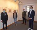 Bild: Kunz
Oberbürgermeister Jens Meyer (links), MdL Christoph Skutella (rechts) und Bürgermeister Reinhold Wildenauer (2.v.r.) eröffnen gemeinsam mit Künstlerin Melita Todorovic die Ausstellung "In der Welt zuhause", die momentan im Alten Schulhaus zu sehen ist.