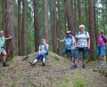 Bild: schß
Ein Höhepunkt der Wanderung war die Besichtigung des circa 30 Gräber umfassenden Grabhügelfeldes im Salleröder Tal. Links Wanderführer Josef Schmaußer mit Anna Gottschalk (Zweite von rechts), sie hatte die Tour organisiert.
