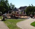 Bild: fks
Eine neue Umrandung bekam der große Sandkasten. Der Behelfspavillion wird noch neuen, großen Sonnenschirmen weichen.
