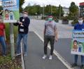 Bild: mde
Die jüngste Kemnather Stadträtin Maria Heser (CSU), der Vorsitzende des Kemnather JU-Ortsverbandes Oliver Rauch, dessen Stellvertreter Marco Schäffler und Matthias Wöhrl (von links) waren im Stadtgebiet unterwegs, um mit den auffallenden Plakaten auf den Schulweg aufmerksam zu machen.