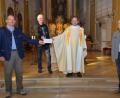Bild: dob
Der Vorsitzende des Kapellenvereins Ober-Untertresenfeld, Josef Fritsch, und dessen Stellvertreter Alois Bäumler (von links) überreichen Dekan Alexander Hösl (Zweiter von rechts) und Kirchenpfleger Günter Hassmann (rechts) 1000 Euro für die Kindergartensanierung.