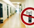 Symbolbild: Sebastian Widmann/dpa
Ein Handy-Verbotsschild klebt an der Glastür eines Krankenhauses. In den meisten Bereichen darf trotzdem telefoniert werden, doch Patienten müssen in ländlichen Regionen auch mal damit rechnen, dass sie kein Netz haben.