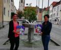 Bild: Volkshochschule/exb
Martina Grim (links) und Tanja Ficht stellten das neue Programm der Nabburger Volkshochschule vor.