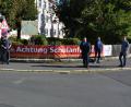 Bild: jr
Sie stellten das Banner am Zaun des städtischen Kinderhauses in Mitterteich vor: (von links) Polizeihauptmeisterin Diana Lenz, Polizeihauptkommissar Manfred Liebl, Bürgermeister Stefan Grillmeier, Armin Bauer (Krankenkasse Provita) und Jugendbeauftragter und JU-Ortsvorsitzender Christoph Hampel.