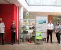 Bild: stg
Die Fair-Trade-Steuerungsgruppe und die Sparkasse Kemnath setzen Fair-Trade-Produkte ins richtige Licht.