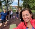 Bild: Stadt Waldershof/exb
Zum Rücken-Fit-Kurs treffen sich die Mitarbeiter des Rathauses regelmäßig im Stadtpark. Nicht nur anordnen, sondern auch vor- und mitmachen ist das Motto von Bürgermeisterin Margit Bayer (vorne).