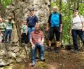 Bild: no
Die Kinder mit den Betreuern vom CSU--Ortsverband bei einer Felsengruppe auf der Hainsburg.