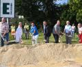 Bild: gf
Zwar laufen die Baumaßnahmen schon seit Ende Juli, aber den symbolischen Spatenstich gab es erst jetzt. Mit den Schaufel in der Hand: (von links) Florian Füger (CSU), Josef Setzer (Bauamt), Veronika Niklas (FW), Birgit Fruth (SPD), Oberbürgermeister Michael Cerny, die CSU-Stadträte Helmut Weigl, Rudolf Maier und Michaela Frauendorfer, Helmut Wilhelm (Grüne) und Bauunternehmer Hubert Englhard.