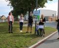 Bild: sne
JungeUnion-Vorsitzender Stefan Pappenberger, Julia Waldmann mit ihren beiden Söhnen, Daniel Wegmann, Christina Römisch und Leonie Wendt (von rechts) wollen die Autofahrer an den Schulanfang erinnern.