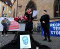 Bild: Stephan Huber
Eva Kappl (rechts) zeichnete bei der Mahnwache am Marktplatz das Leben von Klaus-Peter Beer nach, Kathrin Birner (rechts) trug Gedichte, die er verfasst hatte, und Ausschnitte aus seinem Tagebuch vor.