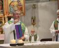 Bild: bph
Pfarrer Hannes Lorenz (links) überreichte er dem scheidenden Pfarrvikar Msgr. Klaus-Oskar Lettner ein Hinterglasbild vom Heiligen Burchard, dessen Fürsprache ihn auf dem Weg in die Zukunft begleiten solle.