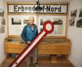 Bild: njn
Museumsleiter Manfred Klöble mit dem Signalflügel eines Hauptsignals, das dem Heimat- und Bergbaumuseum überlassen wurde.
