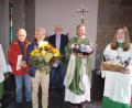 Bild: du
Bei der Geschenkübergabe an Pfarrer Thomas Stohldreier (von links): Lucie Lang, Pfarrgemeinderatssprecher Ernst Lenk senior und Stellvertreter Alfred Wulfänger, Kirchenpfleger Gerhard Loreth, der Jubilar und Sina Haberberger.