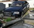 Bild: exb
Nach der Fahrt über den Parkplatz, durch die angrenzende Hecke und über die Friedhofsmauer kam der Pkw auf dem Tännesberger Friedhofsgelände zum Stehen.