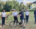 Bild: Maria Schuierer/Stadt Schwandorf/exb
Thomas Faderl von der Sicherheitswacht (Mitte) nahm das Elektro-Fahrrad von Oberbürgermeister Andreas Feller (Zweiter von links) und Ordnungsamtsleiter Stefan Schamberger (rechts) entgegen.