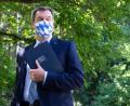 Bild: Sven Hoppe/dpa
Markus Söder kommt nach einer Sitzung des bayerischen Kabinetts zu einer Pressekonferenz und trägt Mund-Nasen-Schutz.