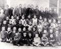 Repro: akp
100 Jahre alt ist diese Aufnahme. Das Bild zeigt eine Gleiritscher Schulklasse im Schuljahr 1921/22 mit Lehrer Franz Gmeiner und Expositus Johann Feiler. Auffällig: Die meisten Kinder tragen keine Schuhe. Oft selbst gefertigte Holzschuhe waren üblich, Lederschuhe dagegen waren für die meisten unerschwinglich