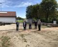 Bild: öt
Auf dem Gelände des zu sanierenden Festplatzes von Neusorg trafen sich Bürgermeister Peter König (von links), Katrin Bayer von der Verwaltungsgemeinschaft Neusorg, Christian Burger vom SV Neusorg, Gerhard Fröhlich vom Ingenieurbüro für Tiefbautechnik, Norbert Högl vom SV Neusorg und Egid Schreyer als Vertreter der bauausführenden Firma.