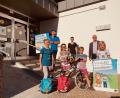 Bild: Maria Müller/exb
Raigeringer Schüler stellen zusammen mit (hinten, von links) CSU-Stadtrat Daniel Müller, JU-Ortsvorsitzendem Florian Singer und MdL a. D. Heinz Donhauser die Plakataktion der Jungen Union vor der sanierten „Dorfschule“ vor.