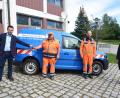 Bild: bey
Bürgermeister Sebastian Hartl (links) übergibt Bauhofmitarbeiter Harald Kres, stellvertretend auch für den Kolllegen Josef Bauer (von links) den Schlüssel für das neue Fahrzeug. Über die neue Einsatzmöglichkeit freut sich auch Bauhofleiter Stephan Glossner (rechts).