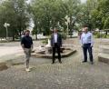 Bild: VG Schwarzenfeld/exb 
Stiftungsvorstand Martin Zimmermann (Mitte) zeigt das Bild zusammen mit den zwei Bürgermeistern.