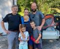 Bild: pop
Albin Koller (links) mit der Familie aus Leipzig, deren Fahrradtour wegen eines Unfalls in Emhof endete.