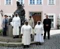 Bild: ubb
Pfarrgemeinderatssprecherin Edith Schön (links) und Kaplan Daniel Fenk freuen sich, dass mit den Ordenschwestern Rose, Elisabeth, Theopista und Justine (von links) das Tirschenreuther Kloster wieder tatkräftige Bewohnerinnen bekommen hat.