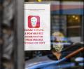 Bild: Roman Vondrouš/dpa
An einem Fenster einer Postfiliale hängt ein Schild, welches die Menschen darauf hinweist, einen Mundschutz zu tragen. In Tschechien breitet sich das Coronavirus weiter rasant aus. Bei der Zahl der täglichen Neuinfektionen wurde ein Rekordwert erreicht.
