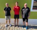 Bild: Thomas Mikolei/exb
Die Vorstandsmitglieder Michael Brüchner (links) und Matthias Haberberger (rechts) mit dem neuen Trainer Marc Hemminger.