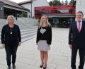 Bild: khg
Die neue stellvertretende Schulleiterin Claudia Neidl (Mitte) mit Rektorin Petra Ligensa (links) und Bürgermeister Hans-Martin Schertl (rechts).