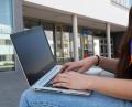 Bild: Gabi Schönberger
Die ersten Bestellungen sind auf den Weg gebracht. Dank der Förderprogramme von Bund und Land kann die Stadt die bessere Ausstattung der Schulen mit digitalen Endgeräten in Angriff nehmen.