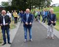 Bild: fsb
Der Radweg ist offiziell eröffnet durch (von links) stellvertretenden Landrat Albert Nickl, Bürgermeister Gerhard List, Baudirektor Gerhard Kederer und Altbürgermeister Rudolf Götz.